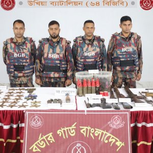 টেকনাফের পাহাড়ে বিজিবির সঙ্গে ডাকাতদের গোলাগুলি, অস্ত্র-গোলাবারুদ উদ্ধার টেকনাফের পাহাড়ে বিজিবির সঙ্গে ডাকাতদের গোলাগুলি, অস্ত্র-গোলাবারুদ উদ্ধার