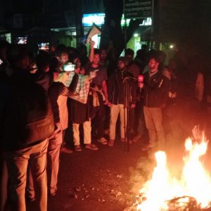 হাদিকে হত্যার প্রতিবাদে ঝালকাঠিতে সড়ক অবরোধ করে বিক্ষোভ হাদিকে হত্যার প্রতিবাদে ঝালকাঠিতে সড়ক অবরোধ করে বিক্ষোভ