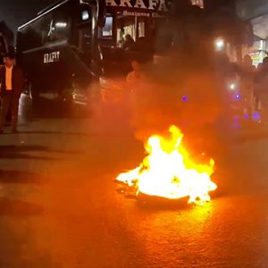 ওসমান হাদির মৃত্যু: ঢাকা-আরিচা মহাসড়ক অবরোধ করে বিক্ষোভ ওসমান হাদির মৃত্যু: ঢাকা-আরিচা মহাসড়ক অবরোধ করে বিক্ষোভ