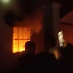 জাতীয় পার্টির নেতা আনিসুল ইসলামের বাড়িতে ভাঙচুর-অগ্নিসংযোগ জাতীয় পার্টির নেতা আনিসুল ইসলামের বাড়িতে ভাঙচুর-অগ্নিসংযোগ