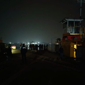 ফেরি থেকে নদীতে পড়লো ৫ যানবাহন, তিন জনের লাশ উদ্ধার ফেরি থেকে নদীতে পড়লো ৫ যানবাহন, তিন জনের লাশ উদ্ধার