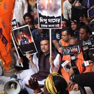 কলকাতায় বাংলাদেশের ডেপুটি হাইকমিশনের সামনে বিক্ষোভ 