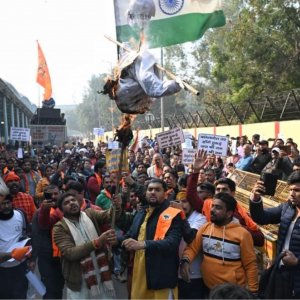 নয়াদিল্লিতে বাংলাদেশ হাইকমিশনের সামনে হিন্দুত্ববাদী সংগঠনগুলোর বিক্ষোভ