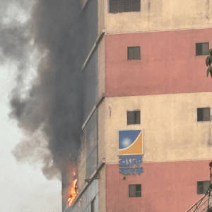 রাজধানীর বাবুবাজারের হাজি টাওয়ারে আগুন, নিয়ন্ত্রণে ৯ ইউনিট