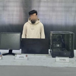 ডেইলি স্টারে হামলার পর কম্পিউটার নিয়ে যাওয়া যুবক গ্রেফতার