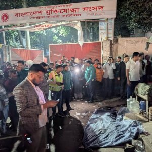 মগবাজার ফ্লাইওভার থেকে ছোড়া কক‌টে‌লে যুবক নিহত