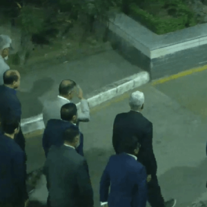 মাকে দেখতে এভারকেয়ারে তারেক রহমান