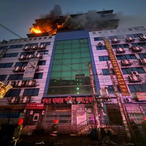 গু‌লিস্তা‌নে শ‌পিং কম‌প্লে‌ক্সে আগুন