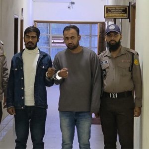 গুলশানে পুলিশের তল্লাশিতে অস্ত্রসহ দুই যুবক গ্রেফতার 