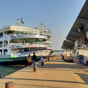 ঘন কুয়াশা না কাটা পর্যন্ত লঞ্চ চলাচল বন্ধ