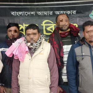 রাজশাহীতে ভ্যানচালককে পিটিয়ে হত্যা: ছয় আসামি গ্রেফতার রাজশাহীতে ভ্যানচালককে পিটিয়ে হত্যা: ছয় আসামি গ্রেফতার