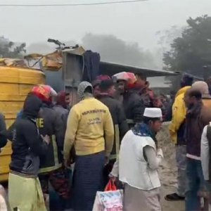 মহাসড়কের পাশে হাটে উল্টে পড়লো ট্রাক, নিহত ৪