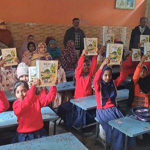 রাজশাহীতে নতুন বইয়ের ঘ্রাণে শিক্ষার্থীদের নতুন শুরু