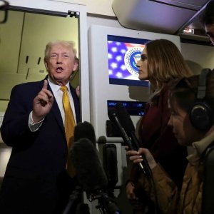 ‘সহযোগিতা’ না করলে ভেনেজুয়েলায় আবারও হামলার হুমকি ট্রাম্পের