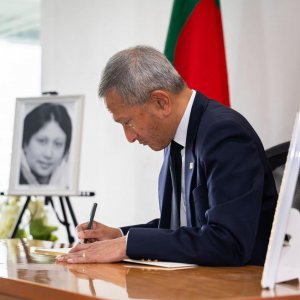 খালেদা জিয়ার প্রয়ানে শোক বইয়ে সিঙ্গাপুরের পররাষ্ট্রমন্ত্রীর সই