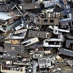 ই-বর্জ্য: দুর্বল ব্যবস্থাপনায় বছরে সাড়ে পাঁচ হাজার কোটি টাকা হাতছাড়া