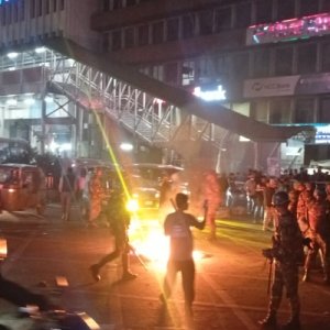 মোসাব্বির হত্যার প্রতিবাদে কাওরান বাজারে টায়ার জ্বালিয়ে বিক্ষোভ