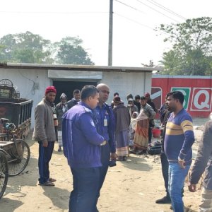 নিরাপত্তারক্ষীকে বেঁধে মার্কেটে ডাকাতি, ট্রাক ভরে নিয়ে গেলো মালামাল নিরাপত্তারক্ষীকে বেঁধে মার্কেটে ডাকাতি, ট্রাক ভরে নিয়ে গেলো মালামাল