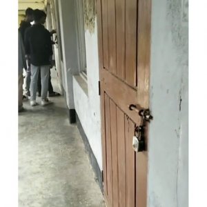 প্রধান শিক্ষকের কক্ষে তালা দিলো ৭ বিষয়ে ফেল করা শিক্ষার্থী