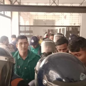 প্রথম আলোতে হামলায় গ্রেফতার ৮ আসামি দু’দিনের  রিমান্ডে