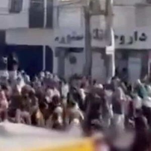 ‘সবাই রাজপথে’, ব্যাপক দমন-পীড়নেও ইরানে টানা বিক্ষোভ