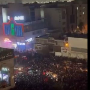 ‘স্বৈরশাসক নিপাত যাক’ স্লোগানে বিক্ষোভে উত্তাল ইরান