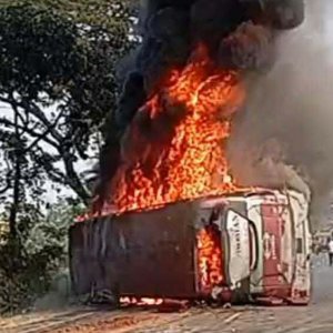 বাস-অটোরিকশা-মোটরসাইকেলের সংঘর্ষ, অগ্নিদগ্ধ হয়ে ৪ জন নিহত