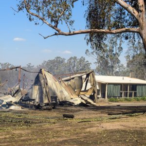 অস্ট্রেলিয়ায় দাবানলে ঘরবাড়ি পুড়েছে, বিদ্যুৎহীন হাজারো মানুষ
