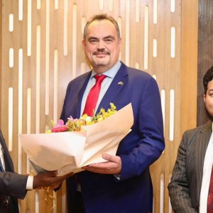 ঢাকায় পৌঁছেছেন নতুন মার্কিন রাষ্ট্রদূত ব্রেন্ট ক্রিস্টেনসেন 