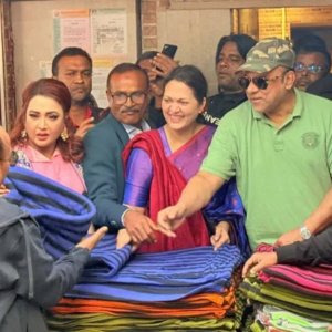 শিল্পীদের মাঝে কম্বল বিতরণ করলেন শিল্পীরাই!