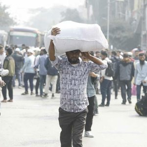 শিক্ষার্থীদের অবরোধে সড়কে স্থবিরতা (ফটোস্টোরি)