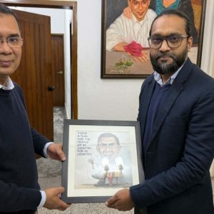 নিজের কার্টুন উপহার নিলেন তারেক রহমান