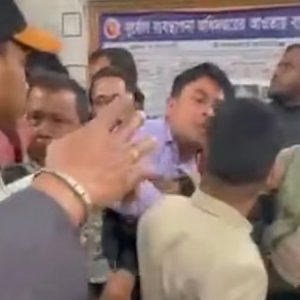 আ.লীগ ট্যাগ দিয়ে জনপ্রতিনিধিকে পুলিশে সোপর্দ, প্রতিবাদে ছাত্রদল নেতা অবরুদ্ধ