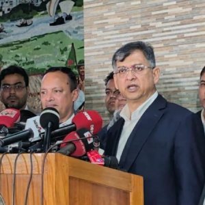 দেশের ভেতরে পোস্টাল ব্যালটে প্রতীকের সঙ্গে প্রার্থীর নাম চায় বিএনপি