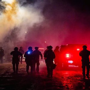 মিনেসোটায় সামরিক হস্তক্ষেপের হুমকি ট্রাম্পের: বিতর্কিত ইমিগ্রেশন নীতিতে ফুঁসছে মিনিয়াপোলিস