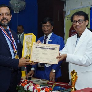 আন্তর্জাতিক ক্রিয়েটিভ আর্টস অ্যাওয়ার্ড পেলেন লেখক আশানুর