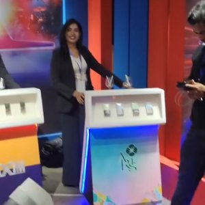 ঢাবির কনসার্টে বিনামূল্যে সিগারেট বিতরণ নিয়ে বিতর্ক 