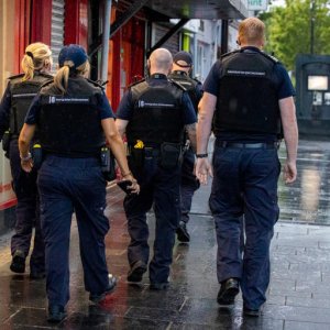 ব্রিটেনে বিপাকে বাংলাদেশি কারি শিল্প: রেকর্ড জরিমানা ও গণগ্রেফতারে অস্তিত্বের সংকট