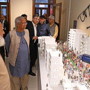 রাজনৈতিক নেতাদের নিয়ে জুলাই স্মৃতি জাদুঘর ঘুরে দেখলেন প্রধান উপদেষ্টা