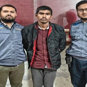 ‘স্বরাষ্ট্র উপদেষ্টা’ সেজে ডিসির কাছে টাকা দাবি, প্রতারক গ্রেফতার 