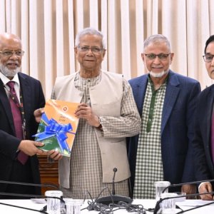 সরকারি চাকরিজীবীদের বেতন ‘দ্বিগুণের বেশি’ বাড়ানোর সুপারিশ