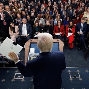 গ্রিনল‍্যান্ড পেতে কতদূর যাবেন ট্রাম্প?