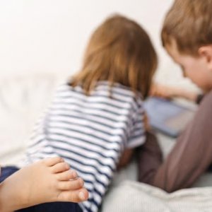 শিশুদের জন্য সোশ্যাল মিডিয়া সীমিত করলে কী হয়, জবাব খুঁজতে যুক্তরাজ্যের গবেষণা