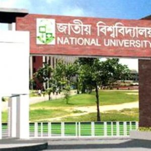 মব সৃষ্টি করে জাতীয় বিশ্ববিদ্যালয়ে কর্মকর্তাদের মারধর, বরখাস্ত ৮