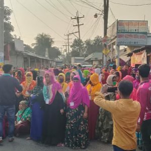 গাজীপুরে শ্রমিক-পুলিশ সংঘর্ষে আহত ৩০ গাজীপুরে শ্রমিক-পুলিশ সংঘর্ষে আহত ৩০