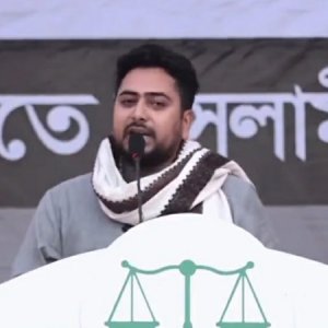 মানুষ ফ্ল্যাট বা ফ্যামিলি কার্ড চায় না, নিরাপদ জীবন চায়: নাহিদ ইসলাম