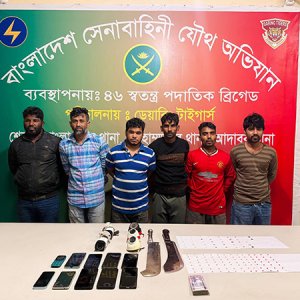 মোহাম্মদপুরে সেনাবাহিনীর অভিযান, দেশীয় অস্ত্রসহ গ্রেফতার ৬ 