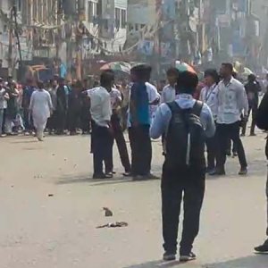 ঢাকা ও আইডিয়াল কলেজ শিক্ষার্থীদের মধ্যে সংঘর্ষ