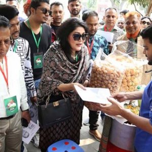 রাজধানীতে উৎসবমুখর পরিবেশে প্রচারণা শুরু, প্রতিশ্রুতির ফুলঝুরি