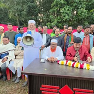 এনসিপির প্রার্থী মাহবুব আলমের বাবা গণসংযোগে ভোট চাচ্ছেন বিএনপির জন্য